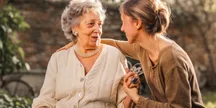 Un senior avec son aidant